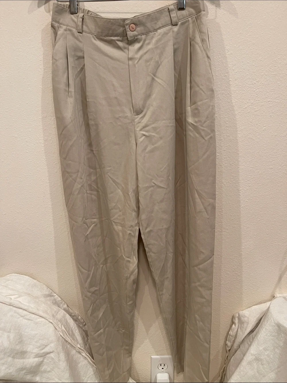 Vintage women’s Dyanna B. Trousers Beige Pleated Dress Pants